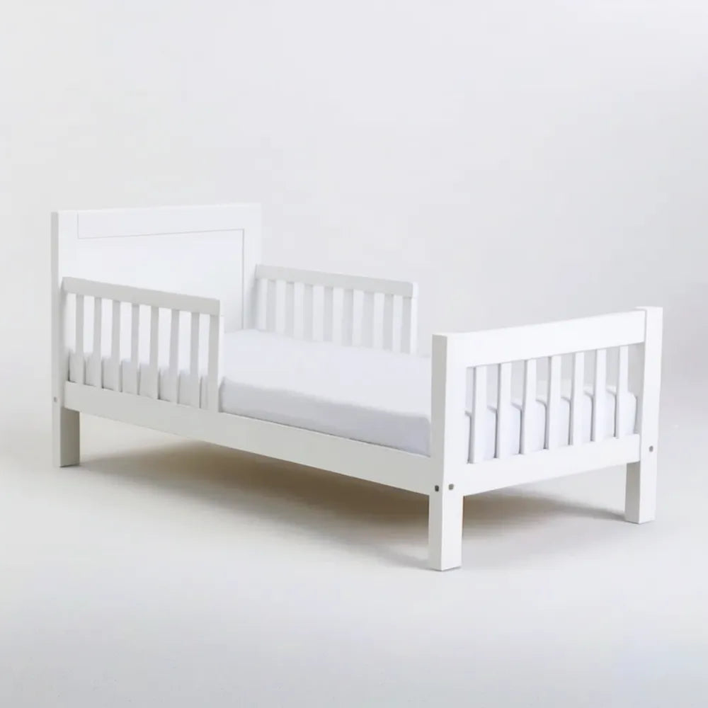 Białe łóżko dziecięce z litego drewna sosnowego z barierkami 70 x 140 cm