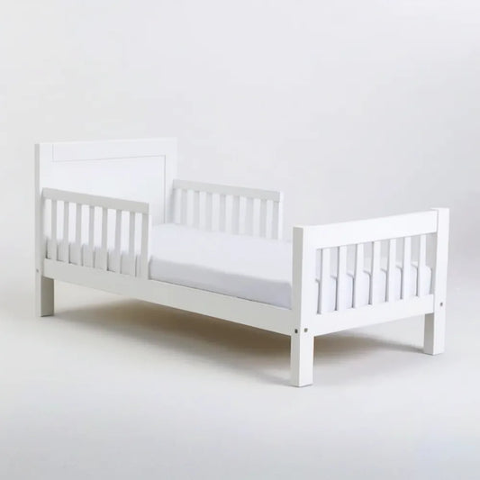 Białe łóżko dziecięce z litego drewna sosnowego z barierkami 70 x 140 cm
