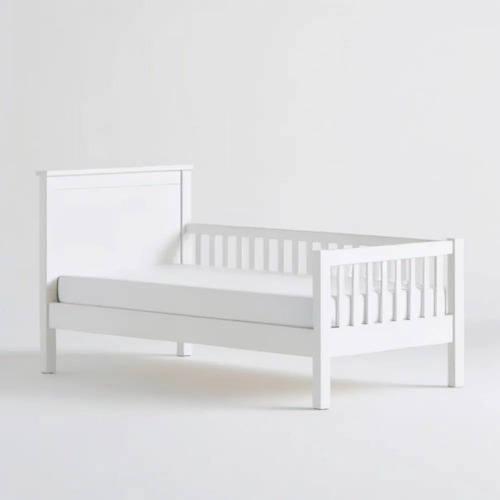 Białe łóżko dziecięce z litego drewna sosnowego z barierką 70 × 140 cm